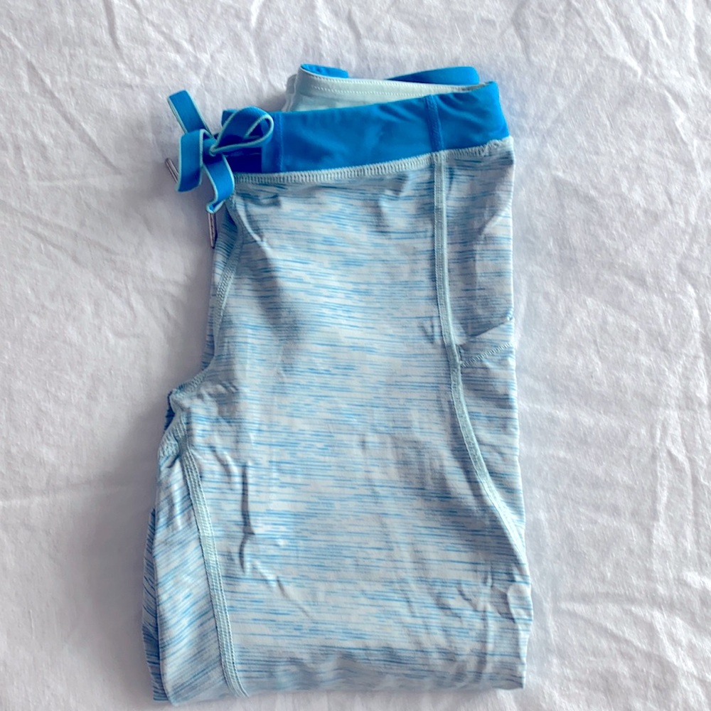 Lululemon bright blue and white crops - size 6